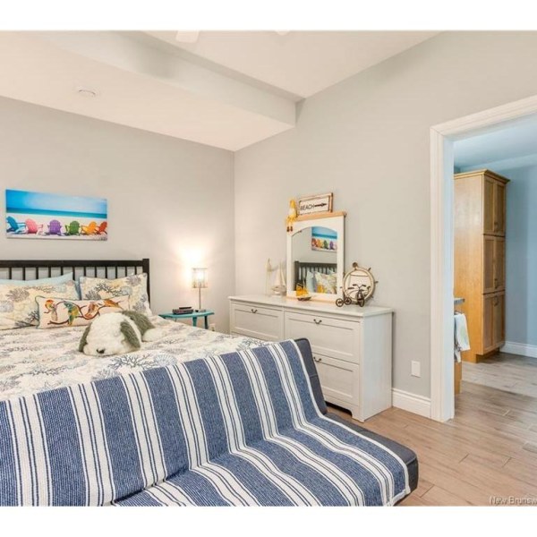 Second bedroom with private bath access